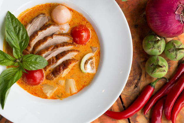 Gebratene Ente in roter Currysauce