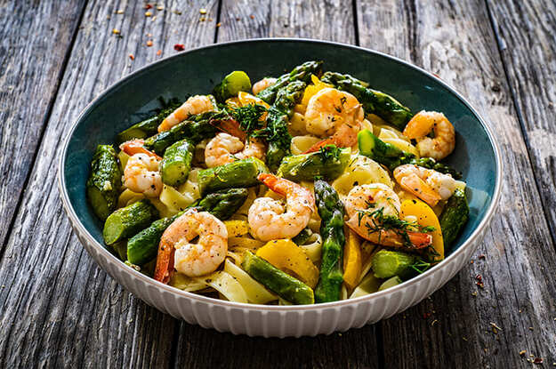 Pikante Nudeln mit grünem Spargel