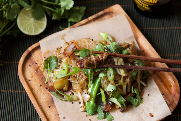 SHIRATAKI-NUDELN MIT GEBRATENEM ROASTBEEF UND GEMÜSE