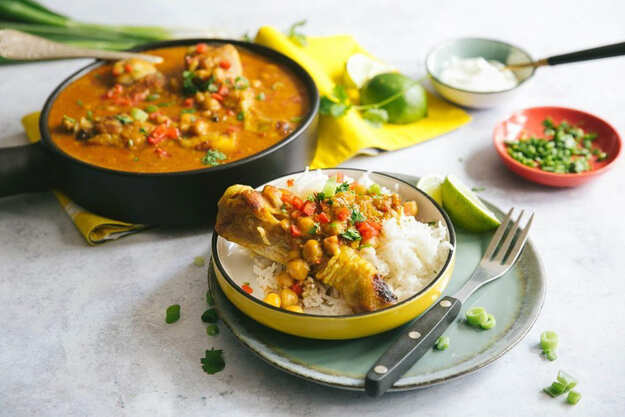 Gelbes Curry nach thailändischer Art mit Trommelstöcken